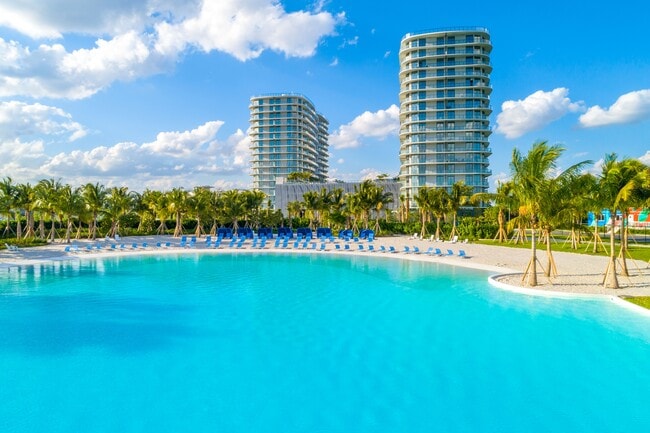 Relax and recharge in a beachfront paradise - SoLe Mia Rentals*