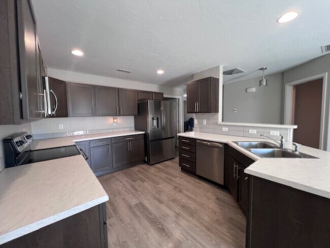 Foto del edificio - CUTE 3 BED, 2 BATH HOUSE WITH GREAT SPACE,...