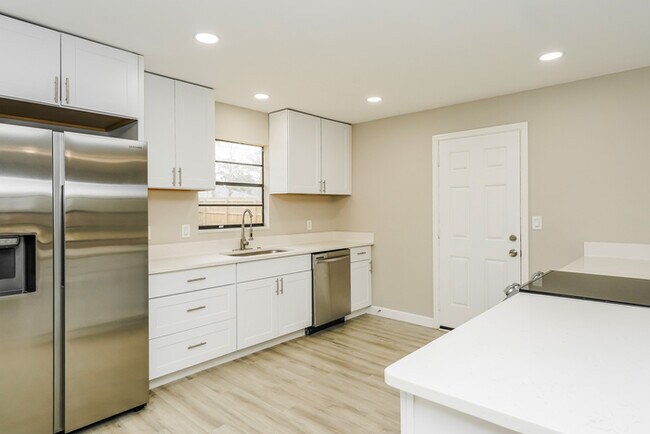 Building Photo - 3409 Silver Palm Dr