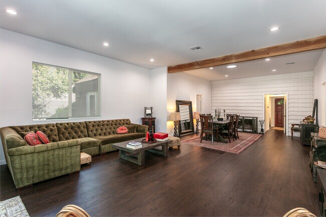 Sala de estar/comedor de planta abierta - 5825 Fulton Ave