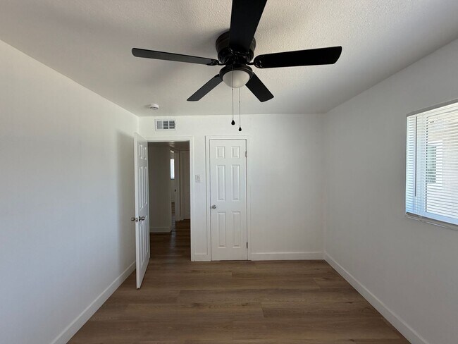Foto del edificio - WoW! Newley Remodeled 3 BD 1 Ba house with a 1 Car Garage in East Bakersfield