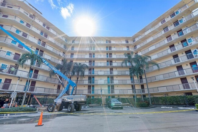 Building Photo - 3101 N Country Club Dr