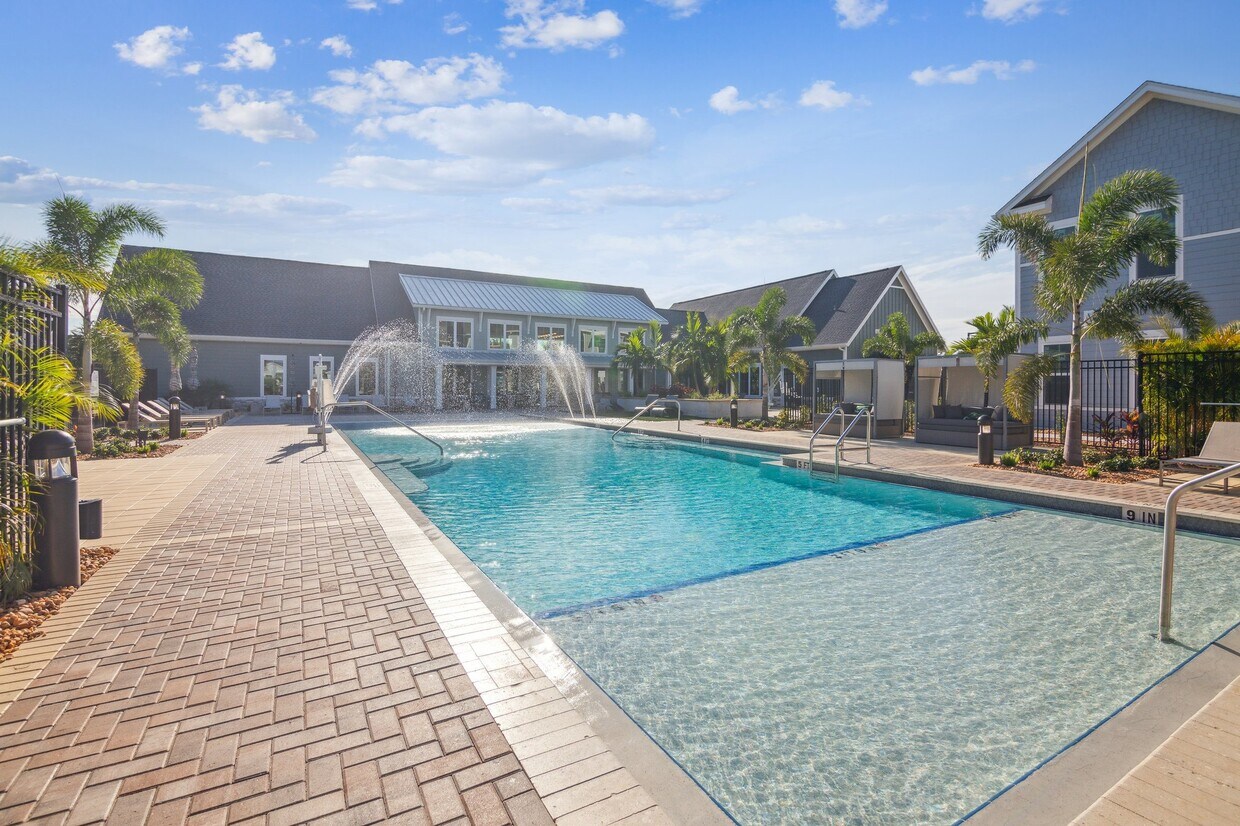 Palm Grove Apartments in Ellenton, FL