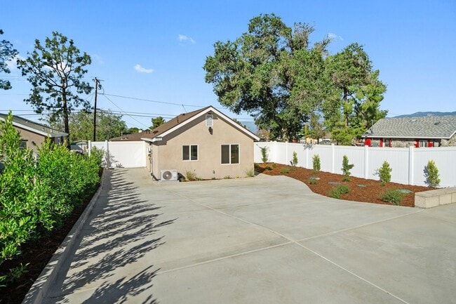 Building Photo - 1318 Malachite Ave