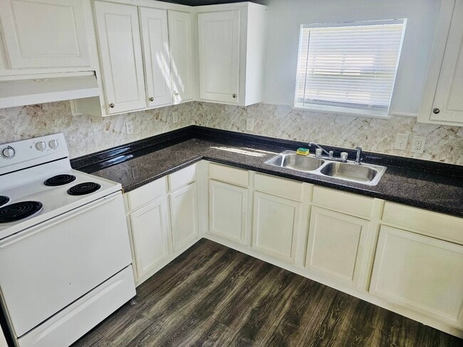 Building Photo - 3913 Carlyss Dr