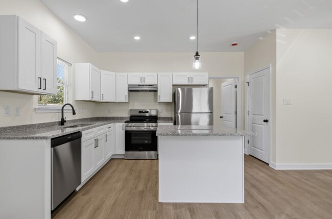 Foto del edificio - Inviting Home with Bright Interiors & Ceiling Fans Throughout - Comfortable Rental with Everyday ...