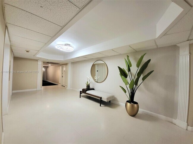 Foto del edificio - 5600 Collins Ave