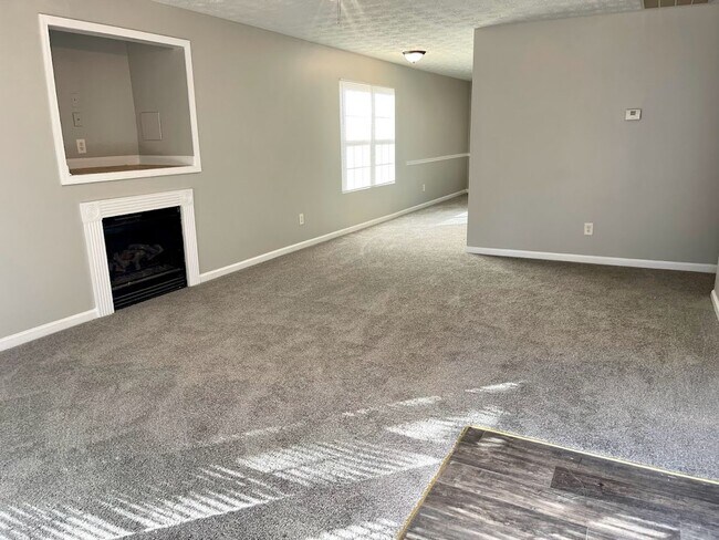 Foto del edificio - Spacious 4 bedroom, 3 bathroom home in Con...