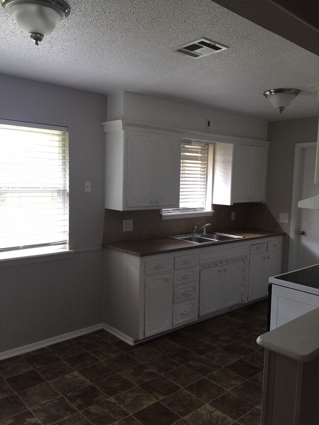 Building Photo - 617 Baer Dr