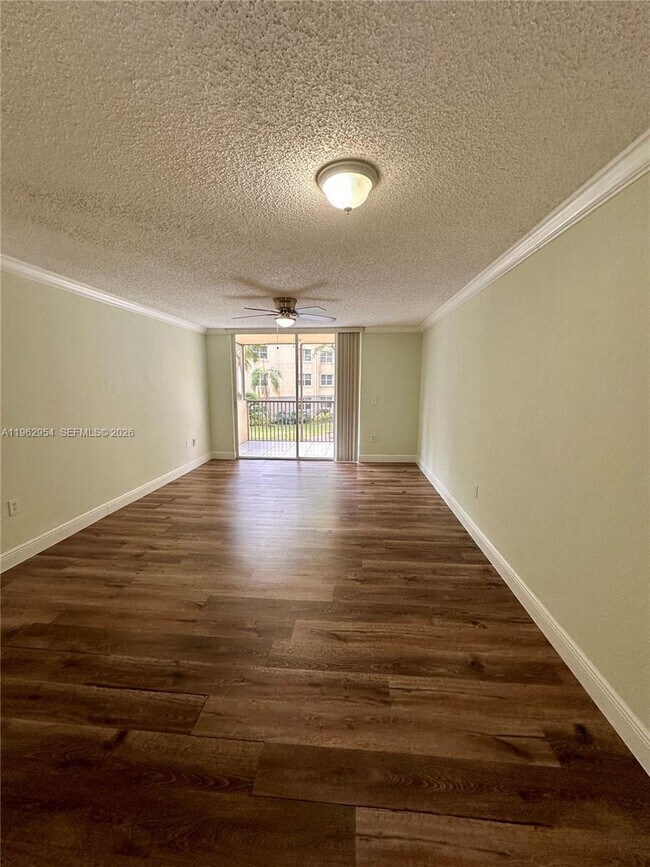 Foto del edificio - 8235 Lake Dr