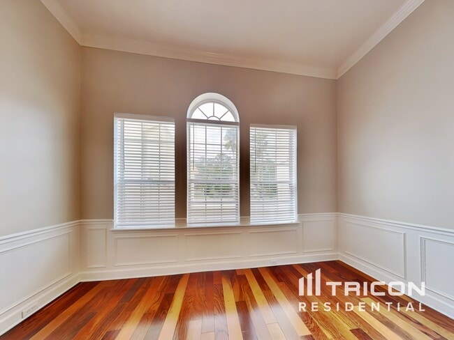 Building Photo - 340 S Mill View Way
