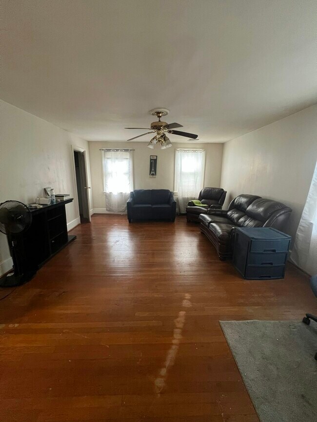 Foto del edificio - 1022 W 48th St