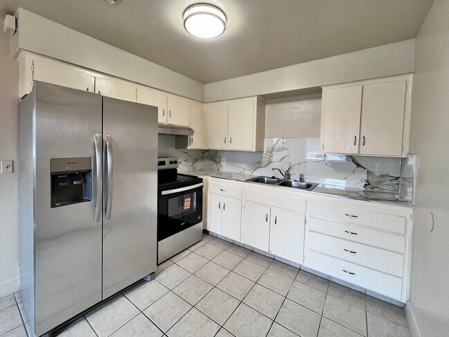 Building Photo - $2,050 Shields & Fowler, 4 Bedrooms - N. Purdue Ave, Fresno