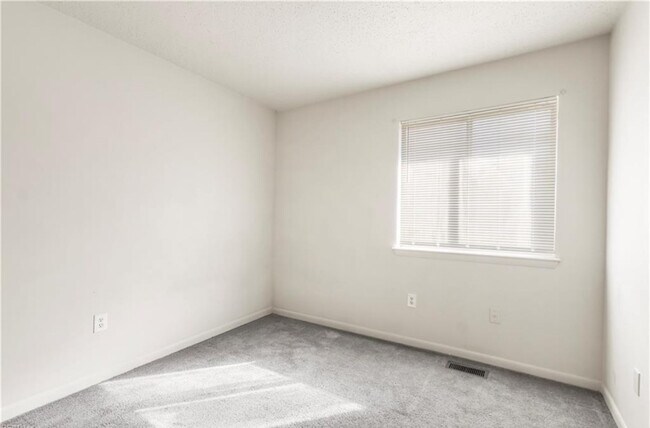 Foto del edificio - 900 Monarch Dr