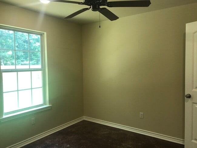 Building Photo - 606 Rockdale Dr