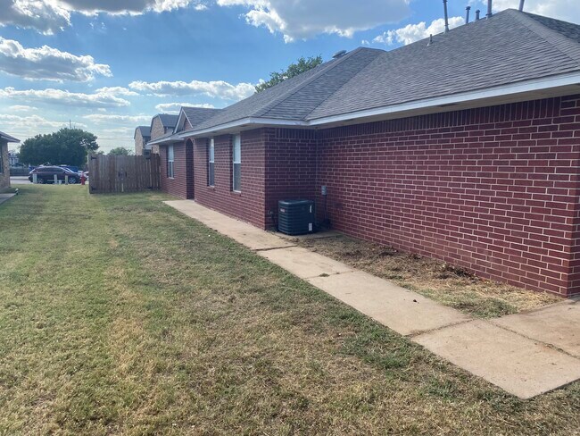Foto del edificio - 1316 N Dryden Ct