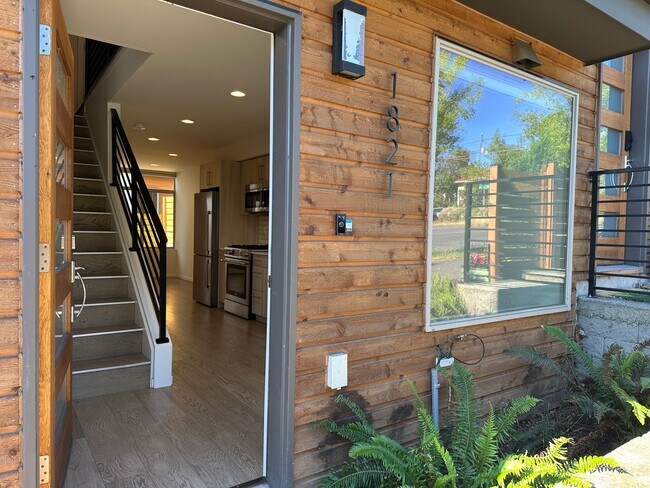 Foto del edificio - Beautiful 2 bed/2 Bath Townhouse w Rooftop...