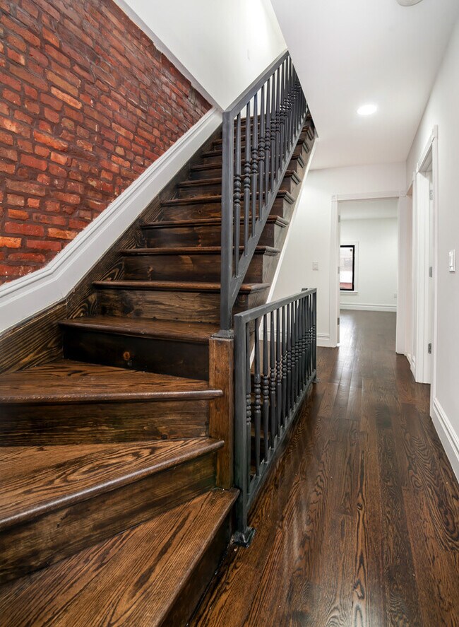 Foto del edificio - 629A Madison St