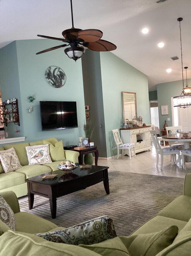 Building Photo - 12792 Meadowbreeze Dr
