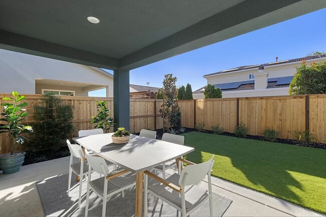 Building Photo - 465 Avendale Dr