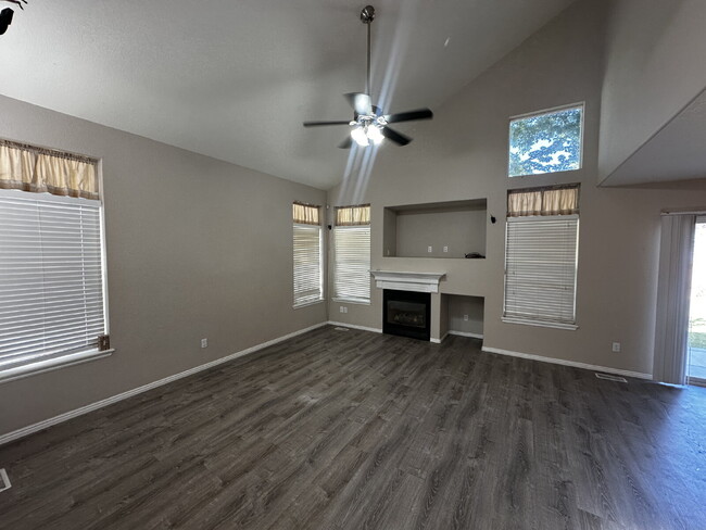 Building Photo - "Charming Centennial Retreat: Spacious 3-Bedroom Home with 2.5 Baths!