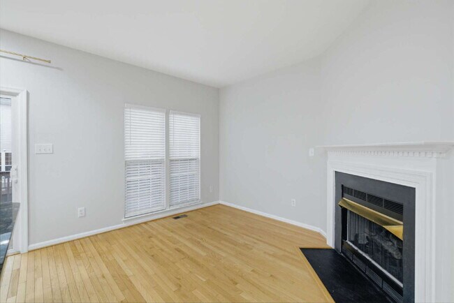 Foto del edificio - Elegant End-Unit Townhome with Exceptional Community Amenities