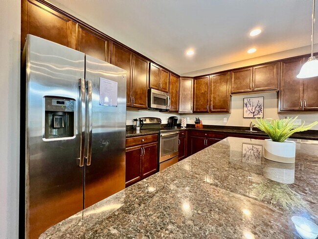 Foto del edificio - Executive corporate rental features community pool. Fully furnished and includes all utilities.