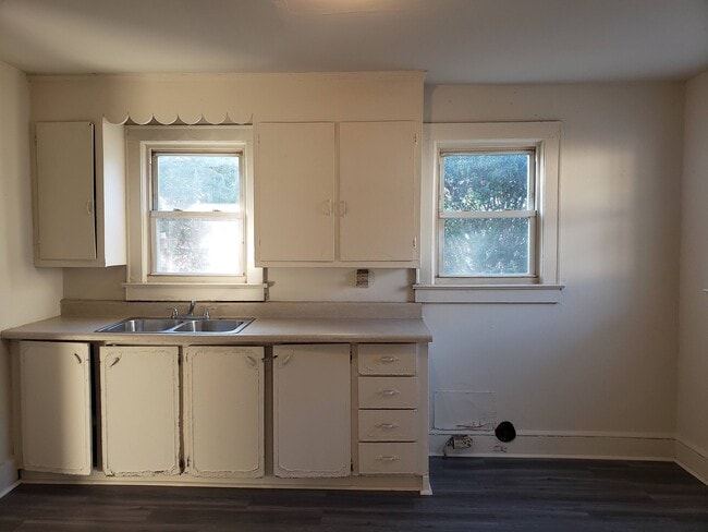 Building Photo - 415 S Texas Ave