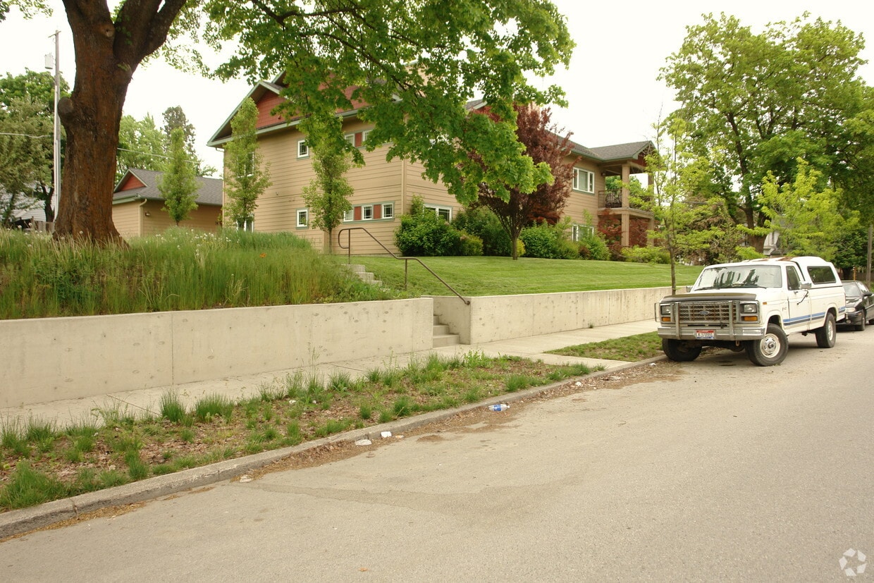 Building Photo - 217 E Garden Ave