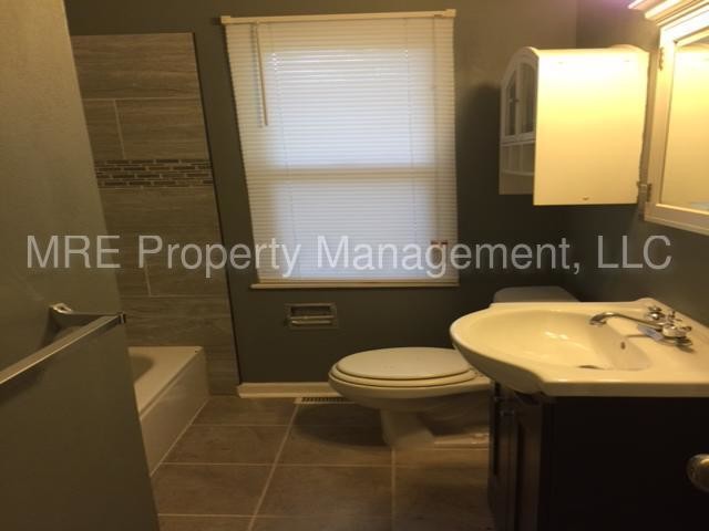 Building Photo - $1000 3 Bed, 1 Bath, Attached Garage South KC