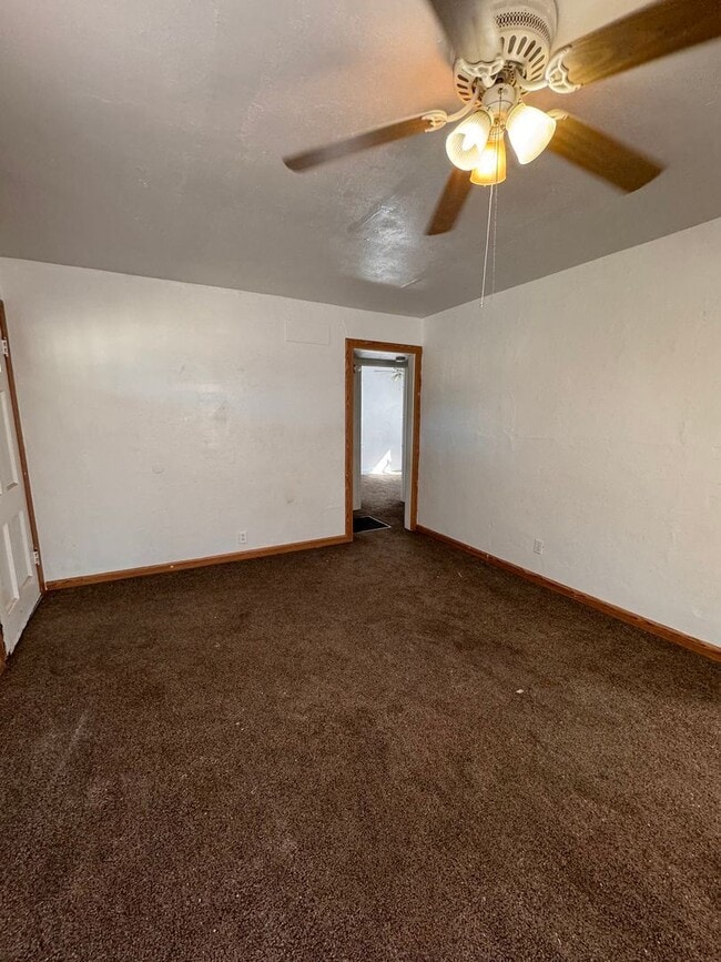 Building Photo - 2 br, 1 bath House - 902 W Summit (817)