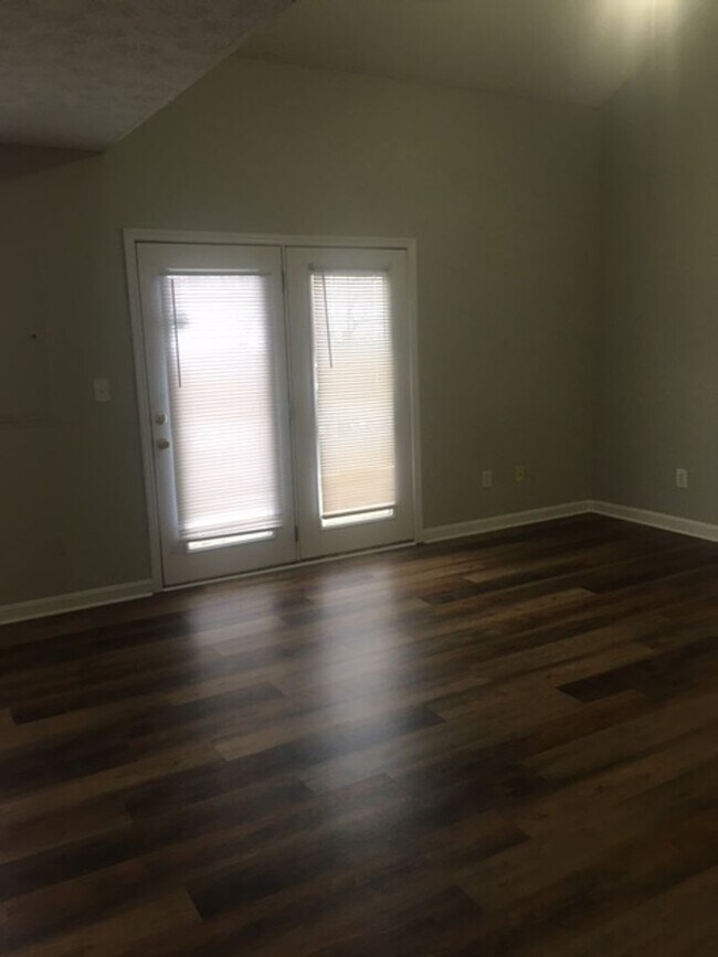 Building Photo - Pinnacle Townhome       250702