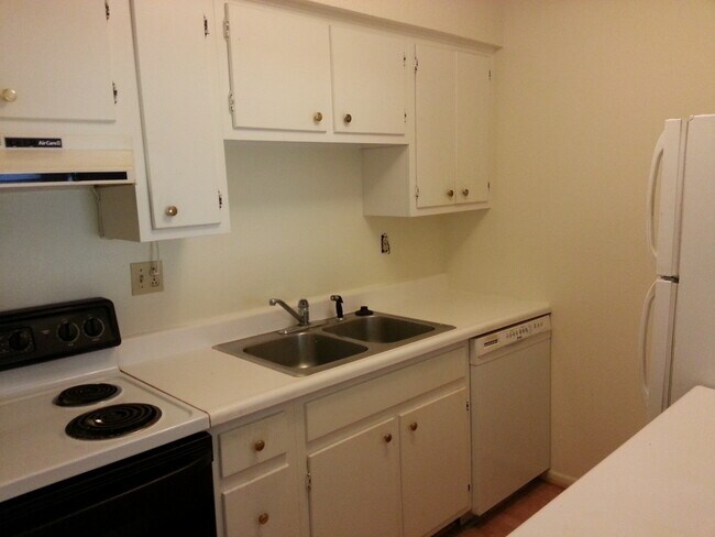 Building Photo - Spacious 2 Bedroom, 1 Bath Condominium in ...