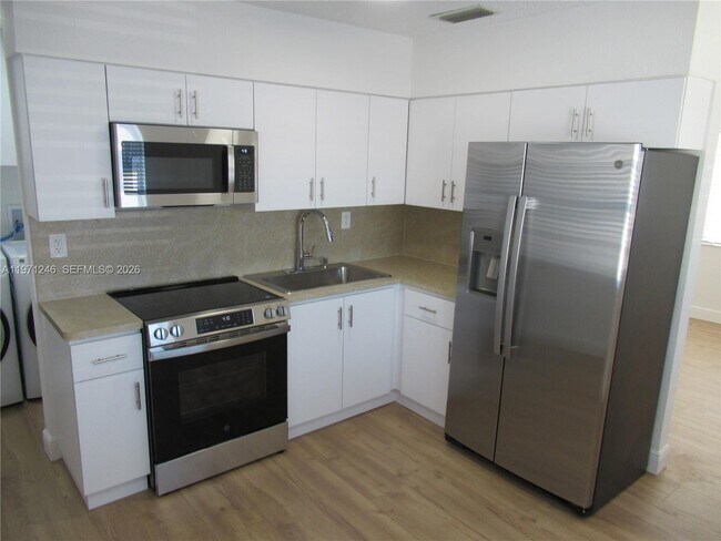 Building Photo - 3666 SW 25th Ter