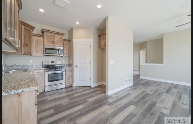 Foto del edificio - 4 bed 3 bath twin home in Idaho Falls 2 se...