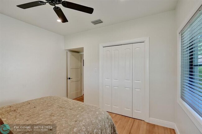 Foto del edificio - 807 SW 18th St