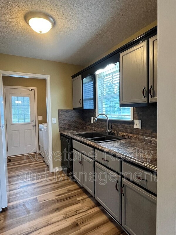 Building Photo - 404 Sideline Dr