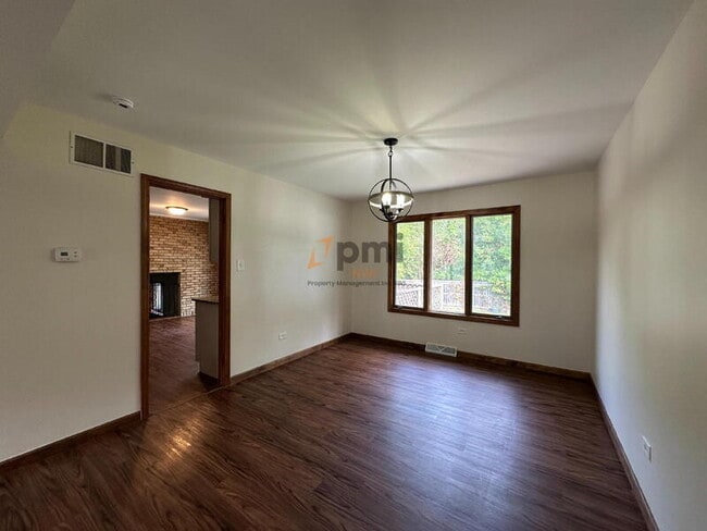 Building Photo - 334 Little John Dr