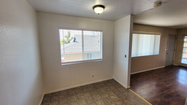 Foto del edificio - Upstairs 3 Bed 2 Bath Apartment Available ...