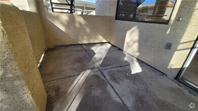 Building Photo - 1209 N Buffalo Dr