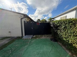 Building Photo - 200 W 53rd Terrace