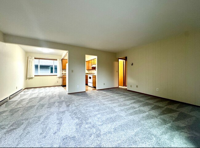 Building Photo - Vintage Irvington Top Floor 2 Bed with a l...