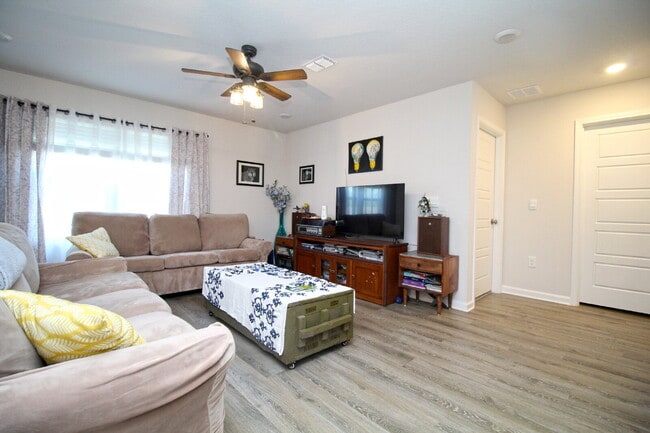 Foto del edificio - Modern 5BR/3BA Home in Birch Run with Solar Panels, Open Concept Design & Bonus Living Space