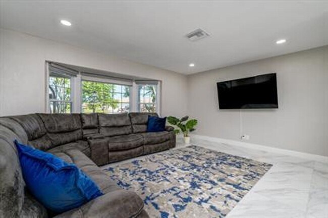 Foto del edificio - ? Spacious Waterfront Home on Isle of Capr...