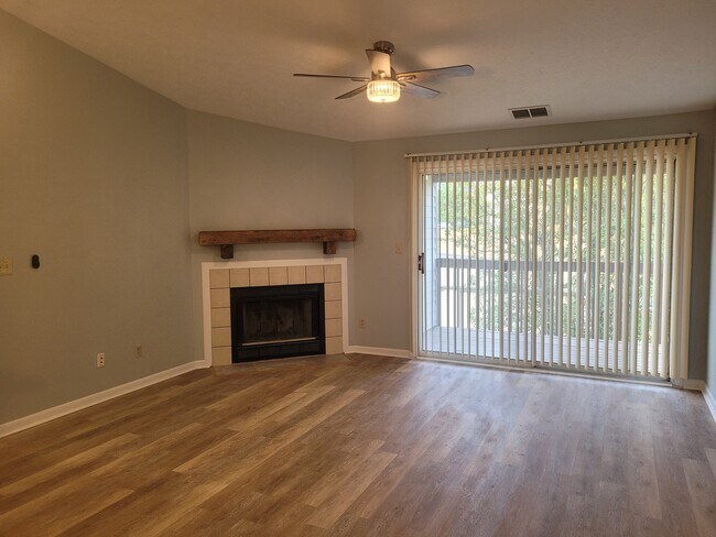 Foto del edificio - 8919 Eagleview Dr