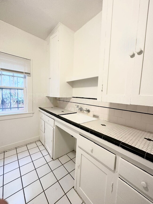 Building Photo - 1825 Ivar Ave