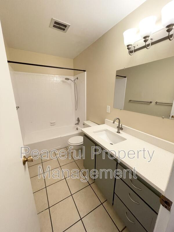 Building Photo - 2025 Broadmoor St S