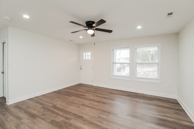 Building Photo - 36 Oak St