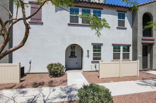 Building Photo - 2321 E Huntington Dr