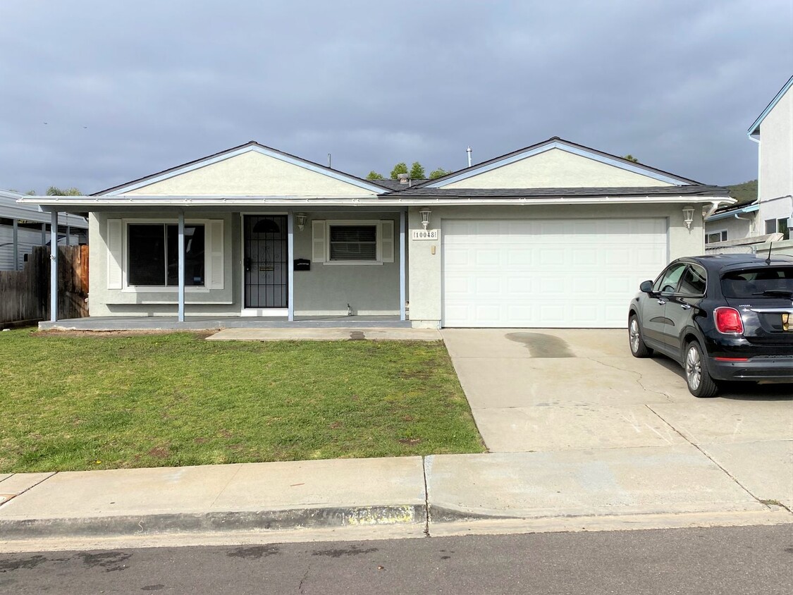 Foto principal - Spacious three bed two bath home in Santee